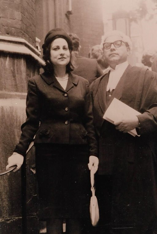 79. ΜΤΠ - Η Μαρούλα Τζούβα με τον σύζυγό της Αλέξανδρο Παΐκο στη Νομική Σχολή MIddle Temple Inn στο Λονδίνο την ημέρα της τελετής αποφοίτησής του .jpg