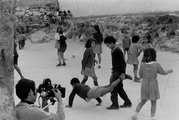 Μαθητές Δημοτικού στην αυλή του σχολείου_D_5884878