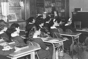 Μαθήτριες παρακολουθούν Εκπαιδευτική Τηλεόραση_D_5853358